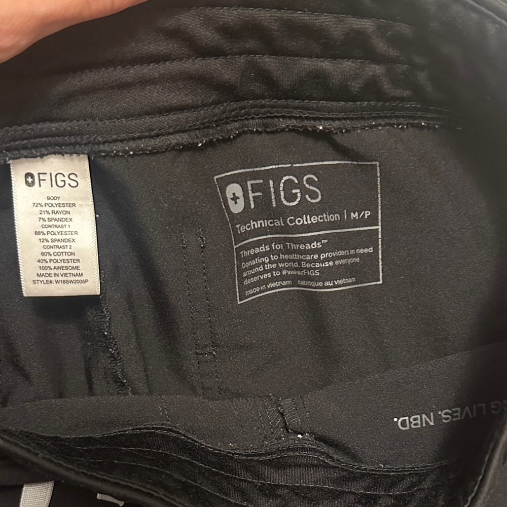2 PIECE SET Figs Black Short Sleeve V-Neck Tee and Jogger - Picture 8 of 8